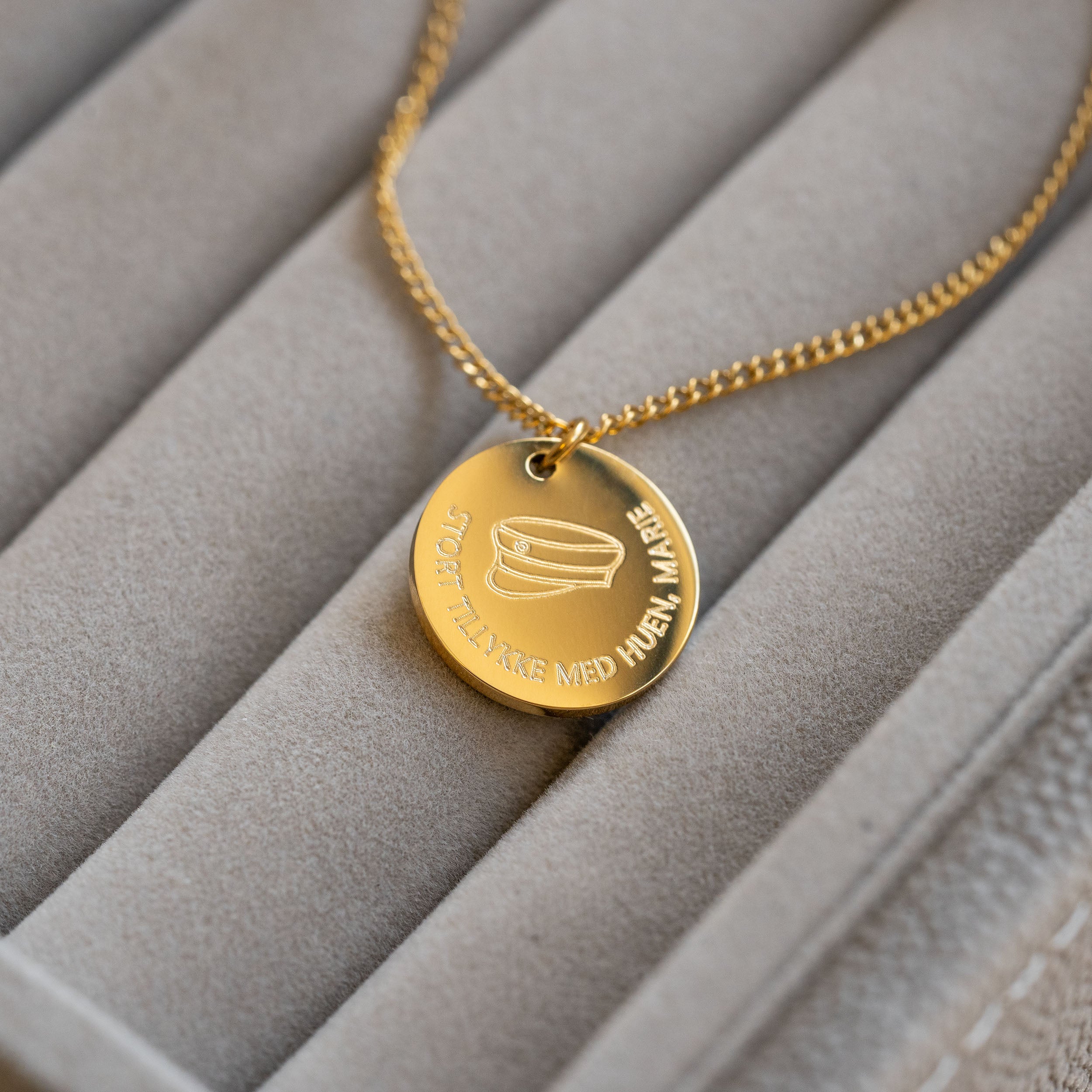 STUDENTERHUE HALSKÆDE - 02 GULDBELAGT