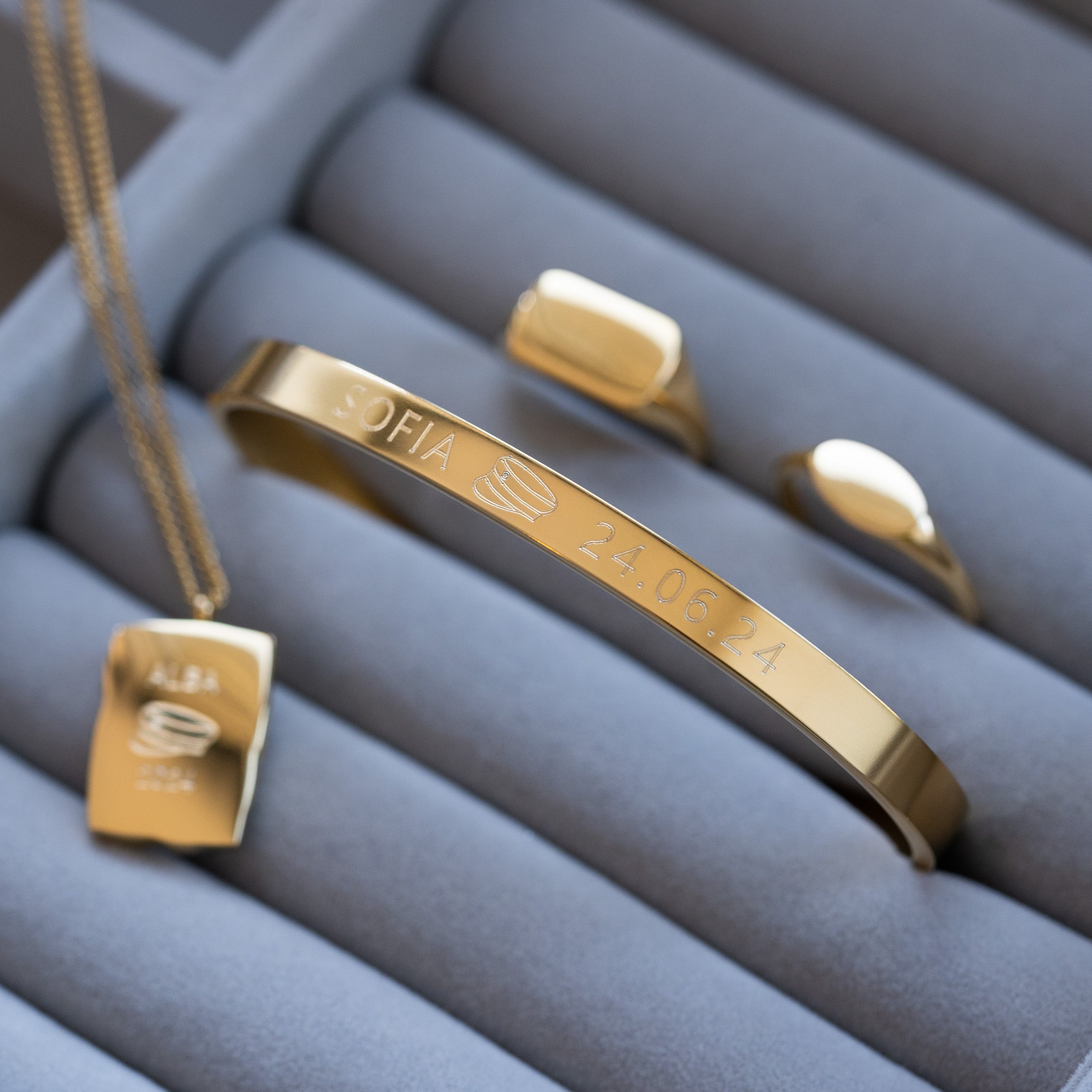 STUDENTERHUE ARMBÅND GULDBELAGT