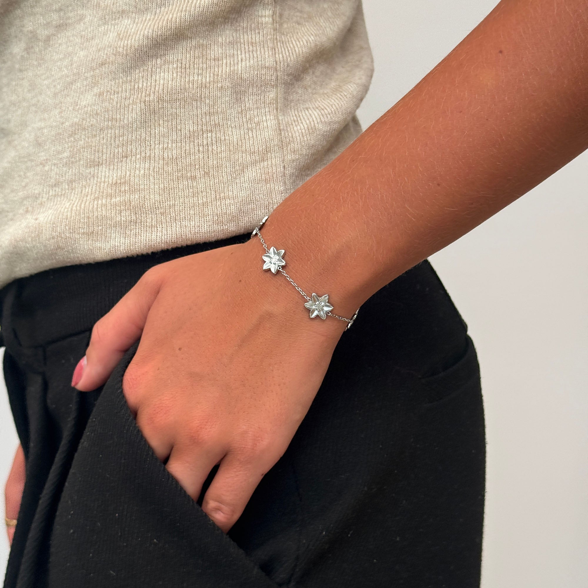 LILY ARMBÅND (5 BLOMSTER)