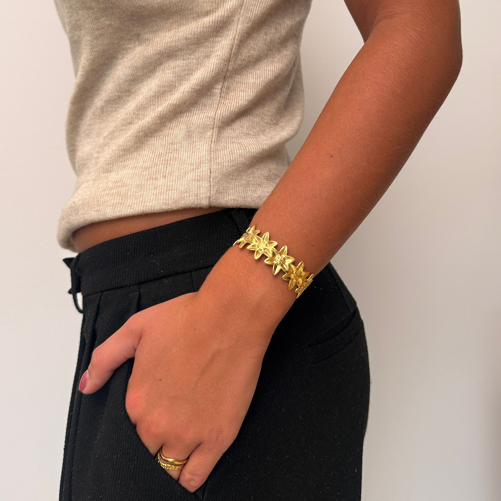 LILY JUSTERBAR ARMRING GULDBELAGT