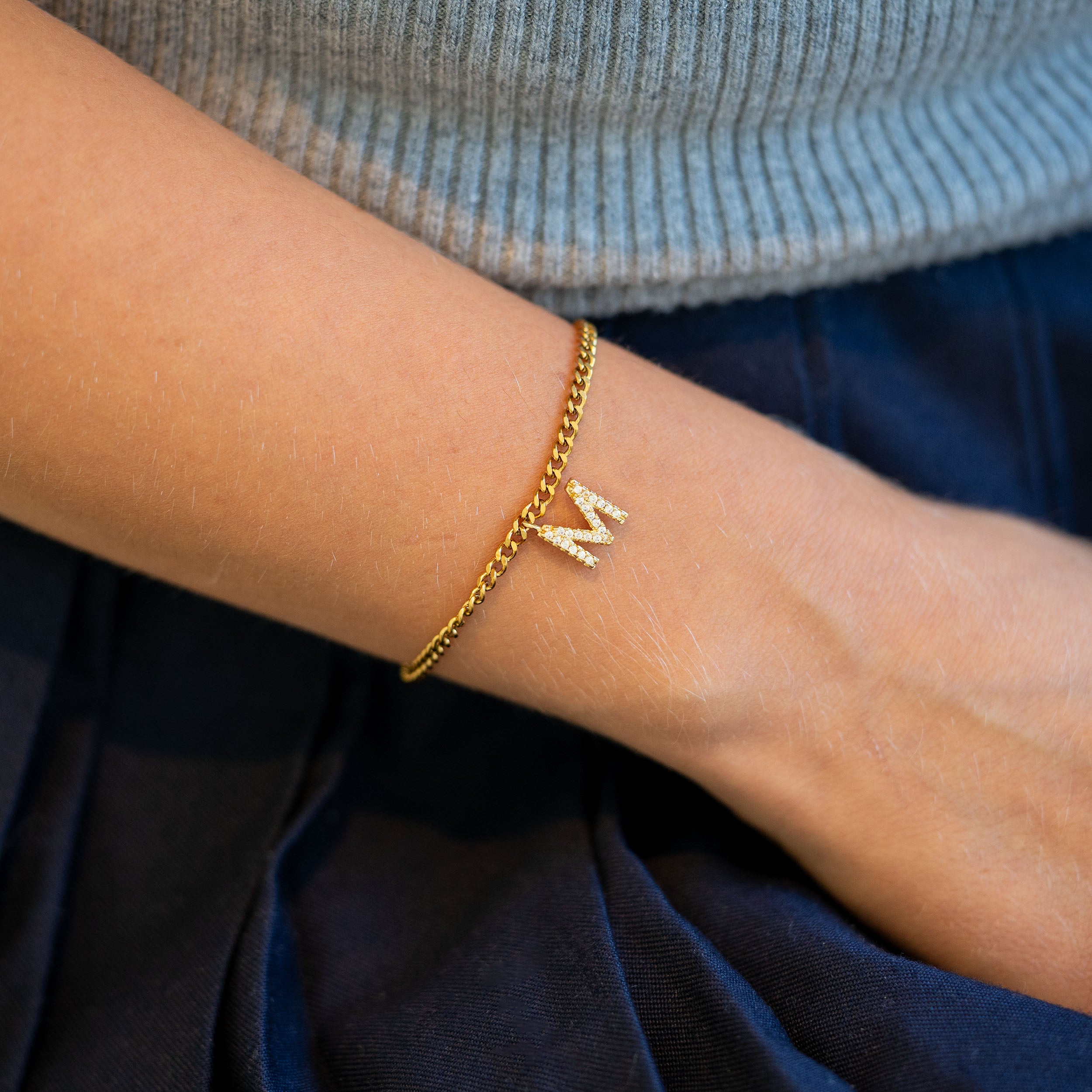 BOGSTAV ARMBÅND