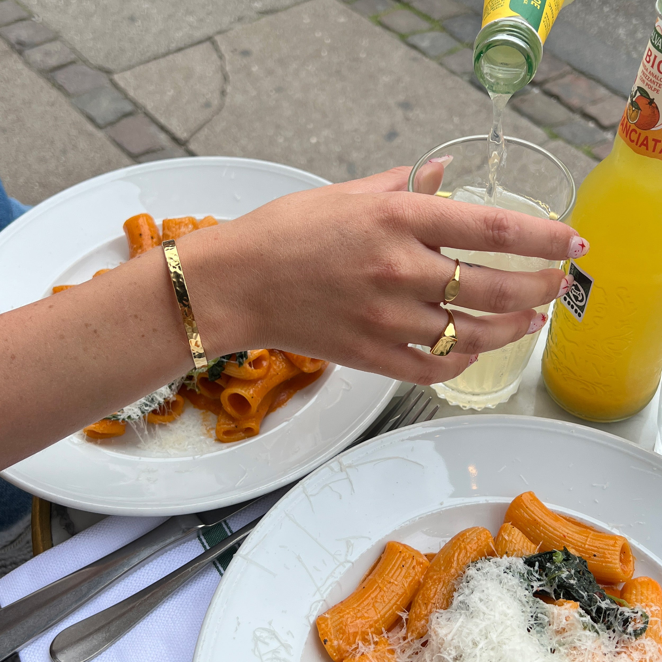2 x HAMMERED ARMBÅND