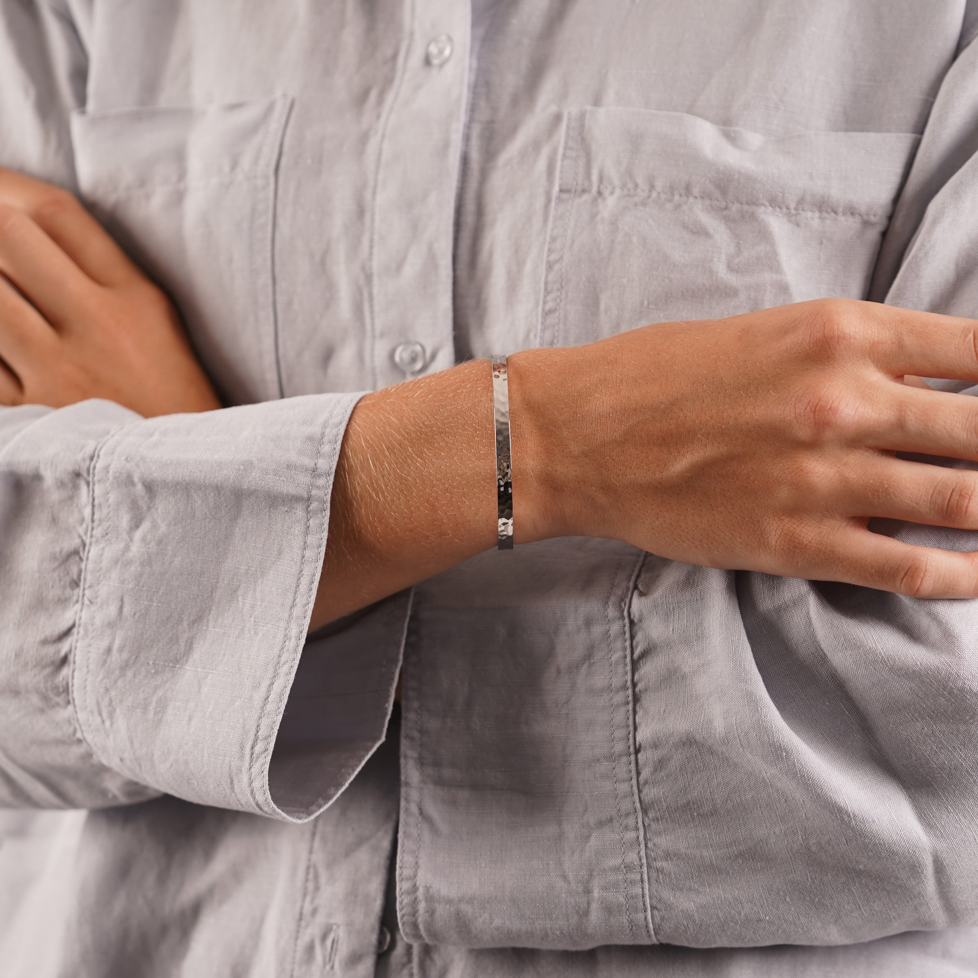 HAMMERED ARMBÅND