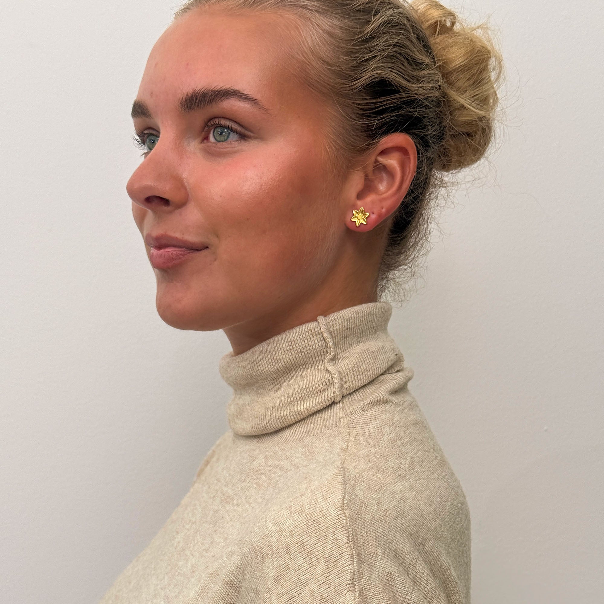 LILLE LILY ØRERINGE GULDBELAGT