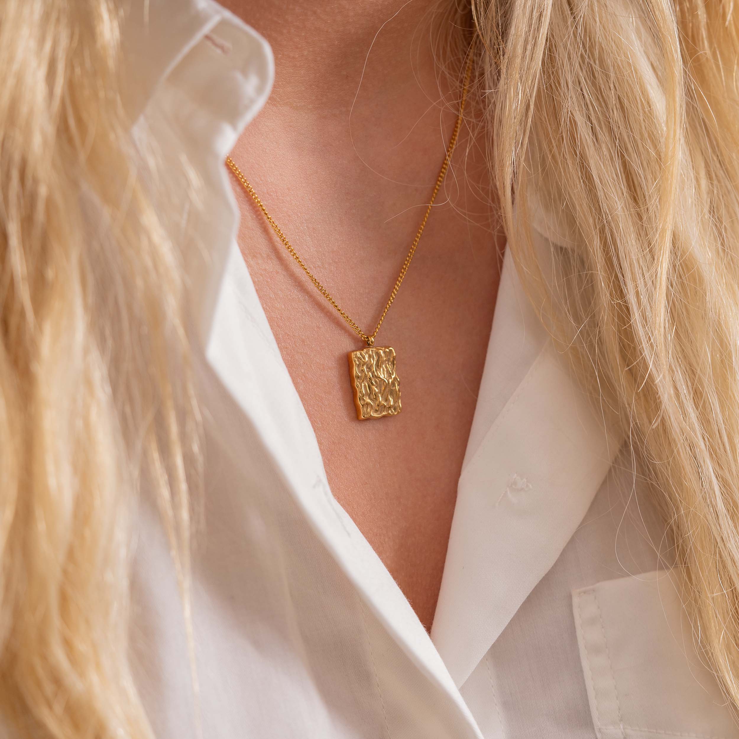 WAVY HALSKÆDE STOR - GULDBELAGT