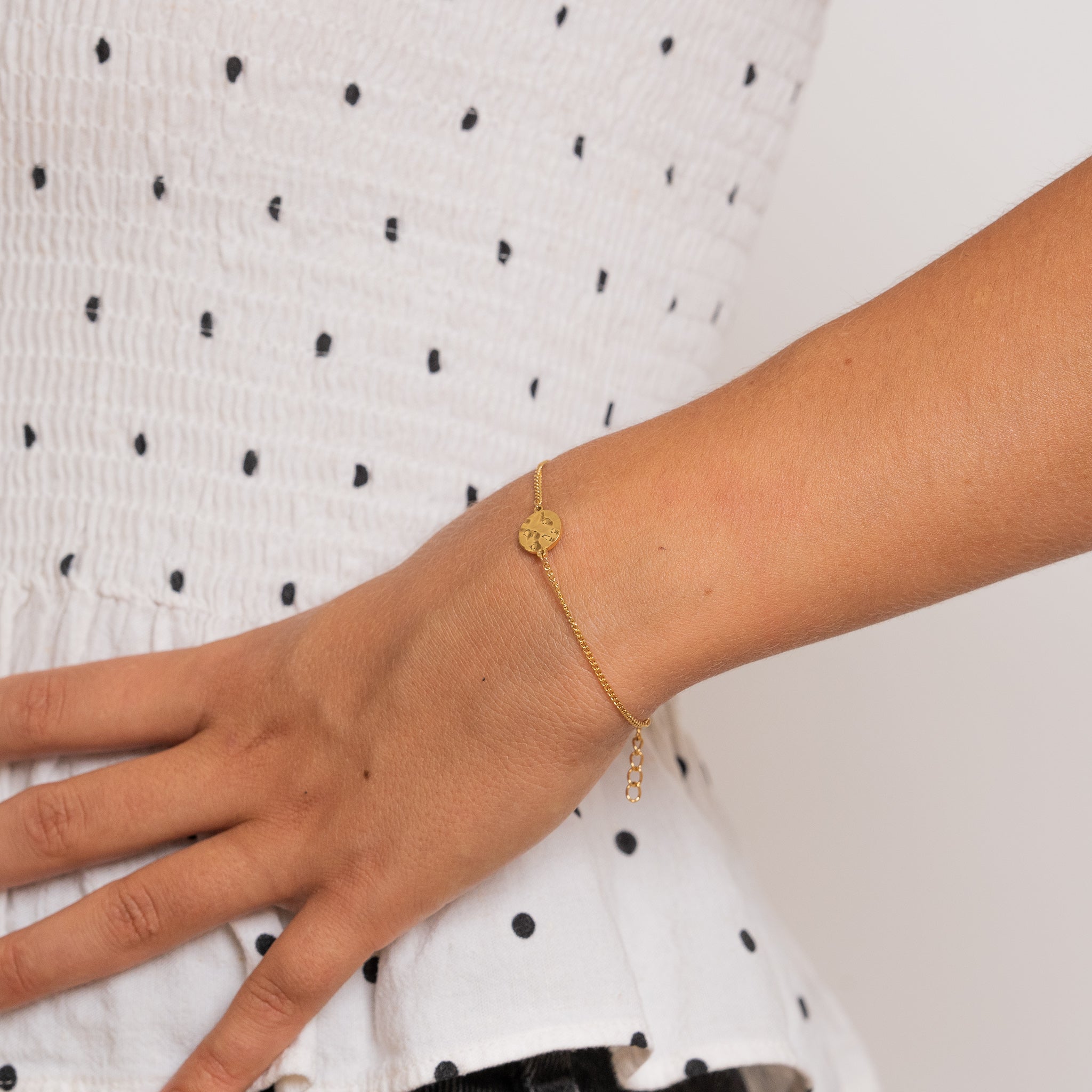 COIN HAMMERED ARMBÅND - GULDBELAGT