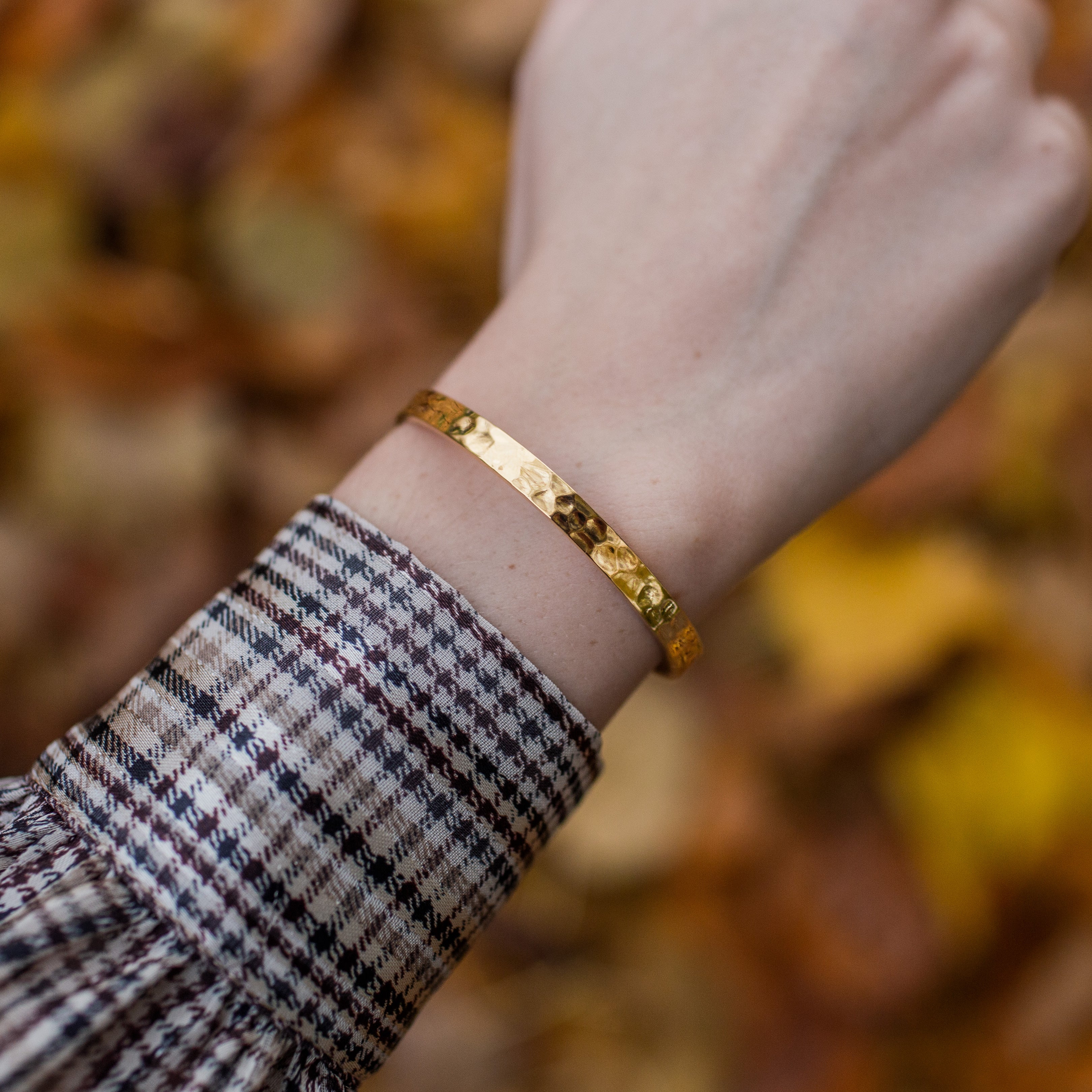 2 x HAMMERED ARMBÅND