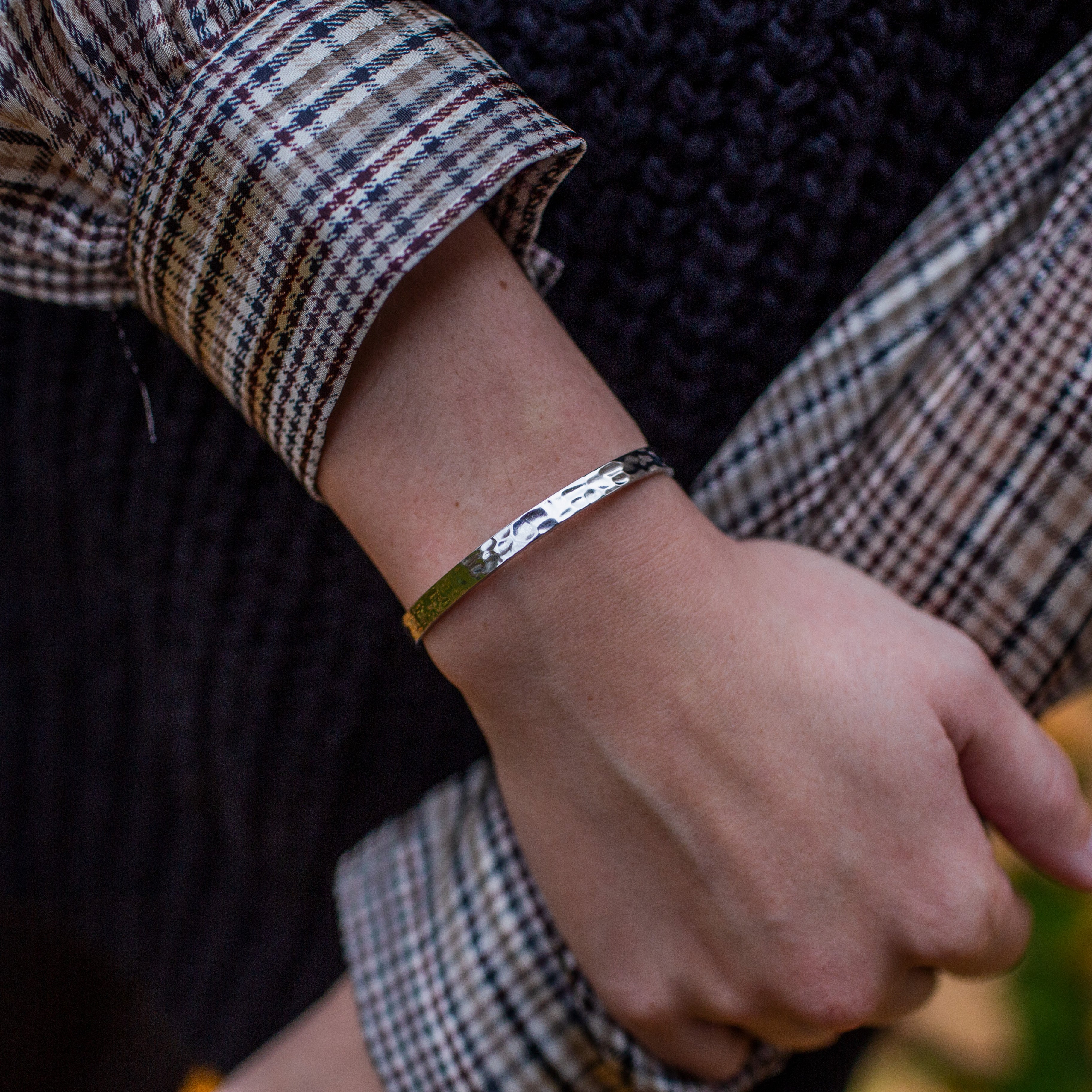 2 x HAMMERED ARMBÅND