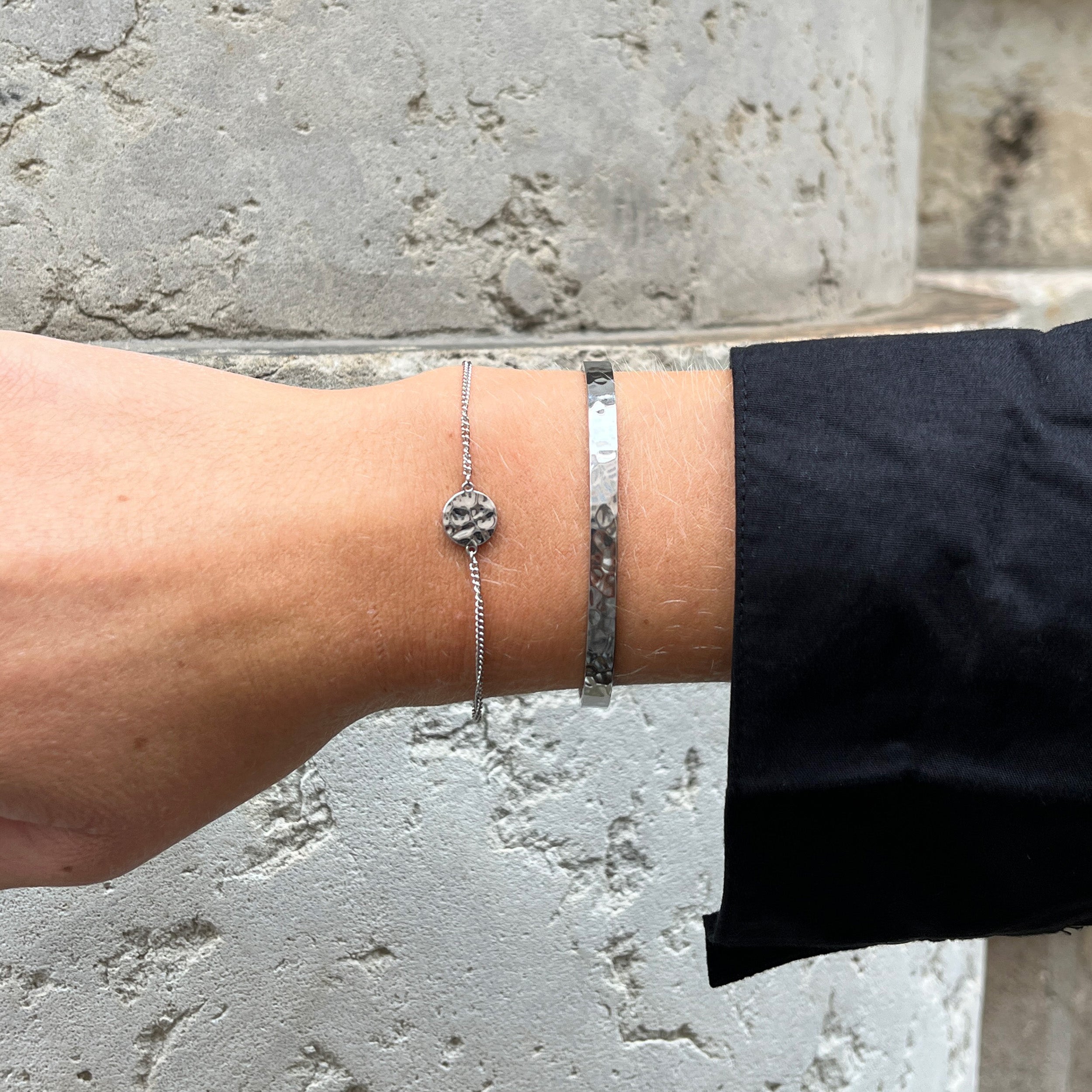 COIN HAMMERED ARMBÅND