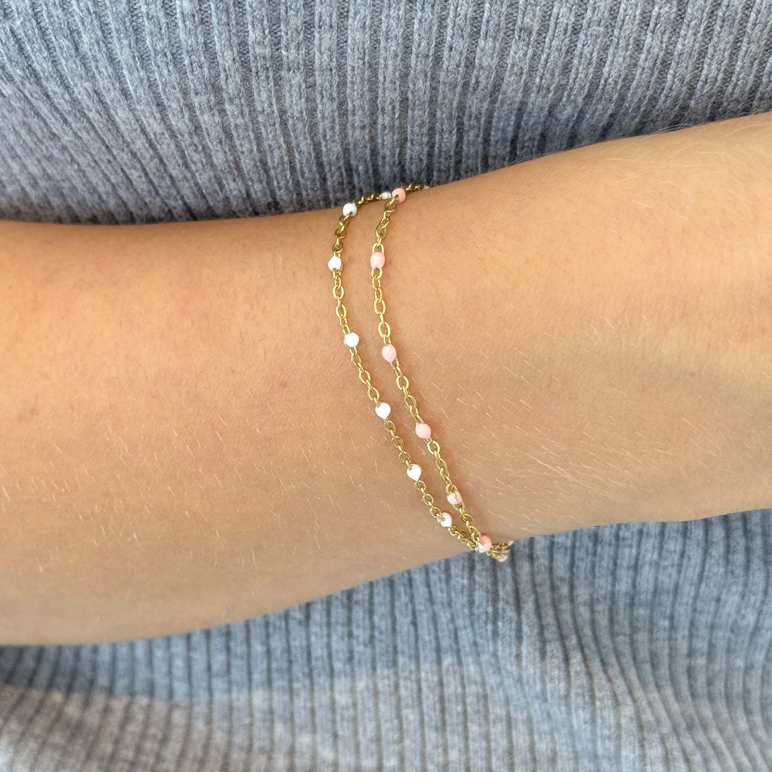COLORE ARMBÅND MED LYSERØDE EMALJER