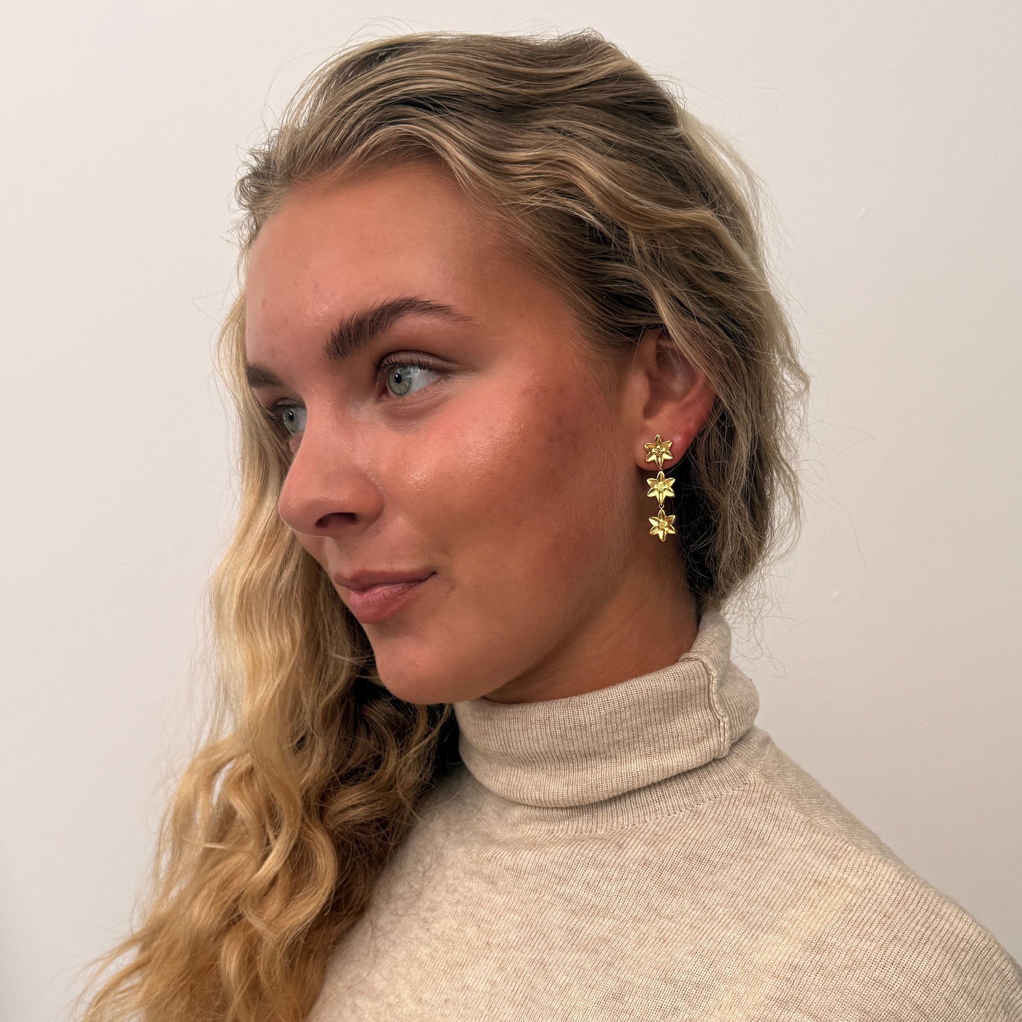 LILY ØRERINGE GULDBELAGT (3 BLOMSTER)